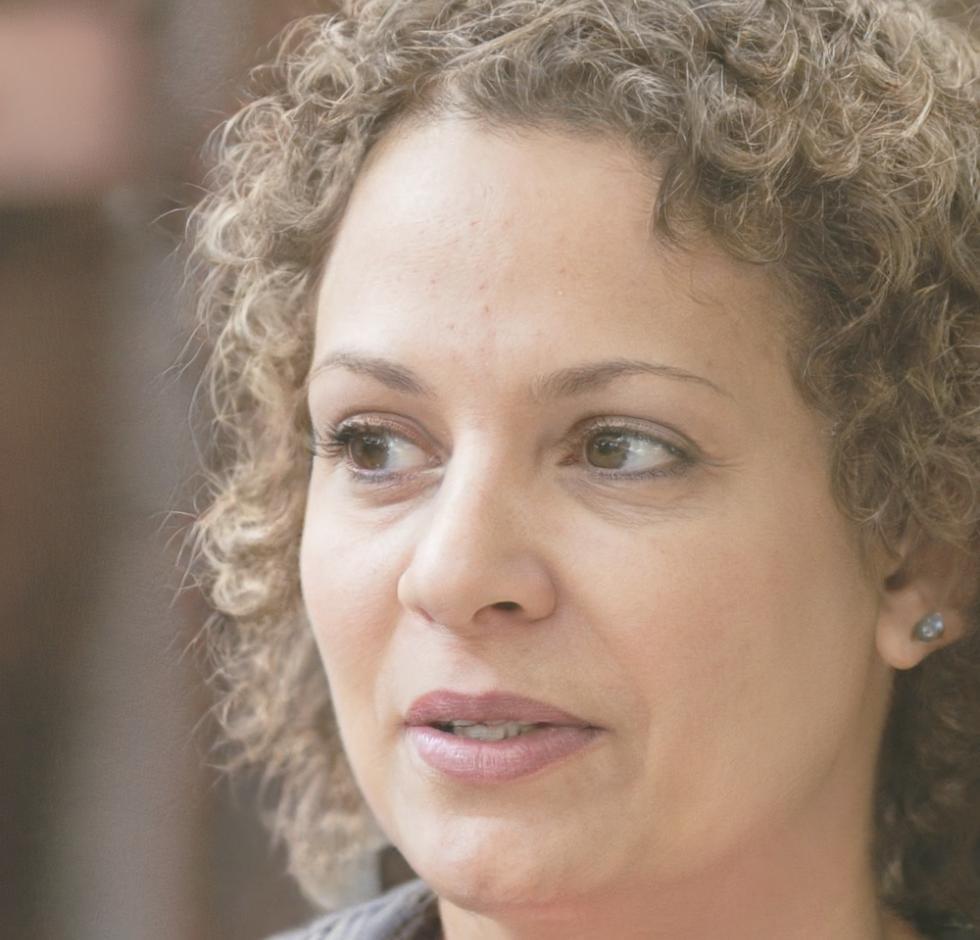 Carmen Ruiz, especialista en cortes modernos y técnicas de precision
